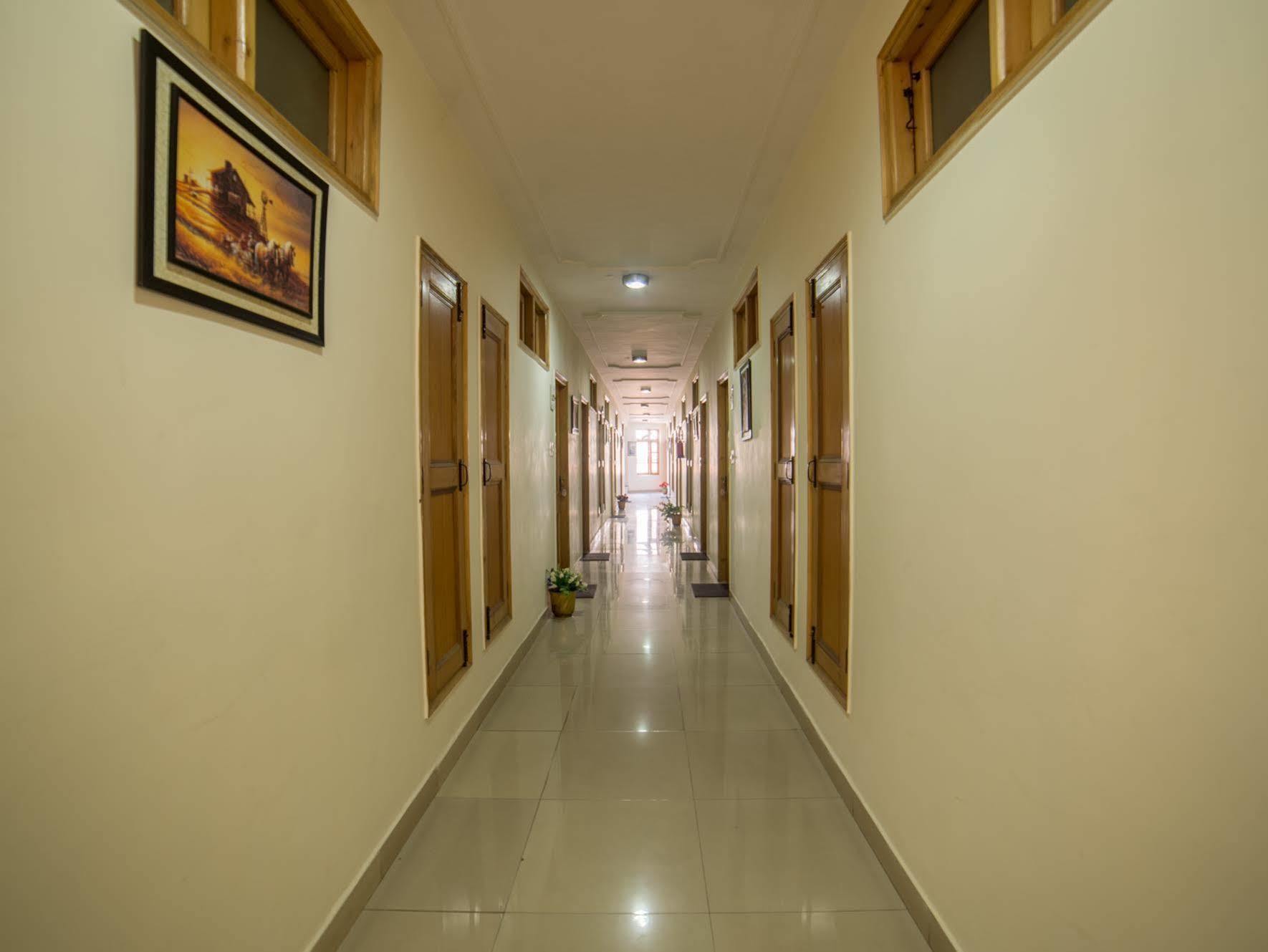 โฮเต็ล สัตการ์ เรสซิเดนซี Hotel มะนาลี ภายนอก รูปภาพ